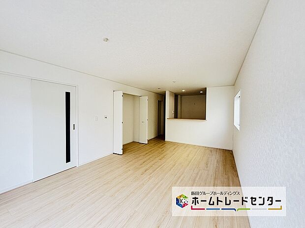 【☆Living☆】～LDK～
人気の対面式キッチンのＬＤＫです♪料理をしながらもリビングで寛ぐ家族と会話が弾みます。外気温の影響を受けにくい複層ガラスを採用するなど、エコ＆省エネにも対応しています