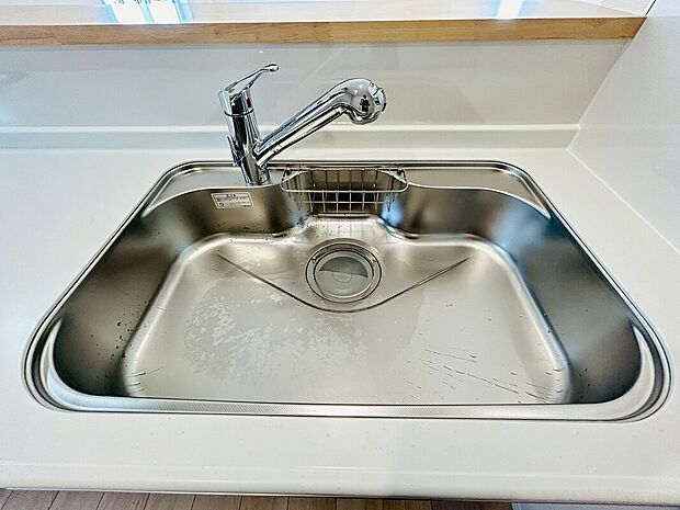 【【設備】一体型浄水器】浄水カートリッジ内蔵で場所を取らずに見た目もスッキリ。ノズルはシャワーヘッドになっておりお掃除も楽々です。