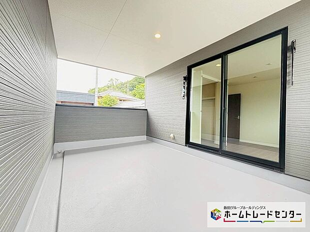 【☆Balcony☆】～バルコニー～
隣接建物に配慮したバルコニーは屋根が付き雨の吹込みも軽減できます。
天気の急変にも慌てず対応ができます