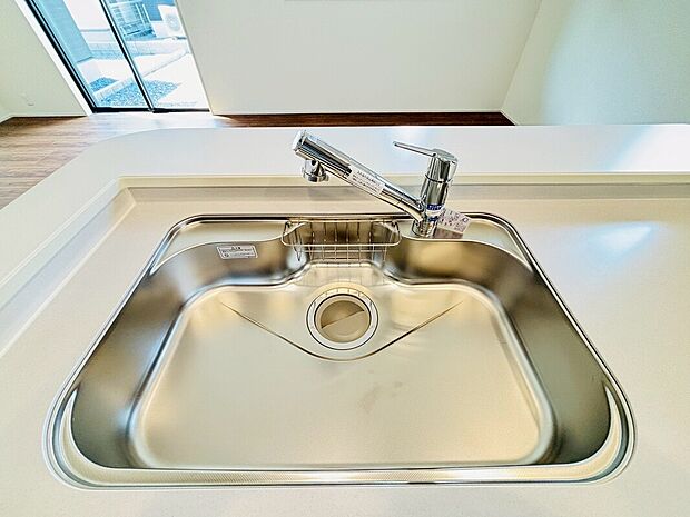 【【設備】浄水器内蔵キッチン水栓】浄水カートリッジ内蔵で場所を取らずに見た目もスッキリ。ノズルはシャワーヘッドになっておりお掃除も楽々です。
