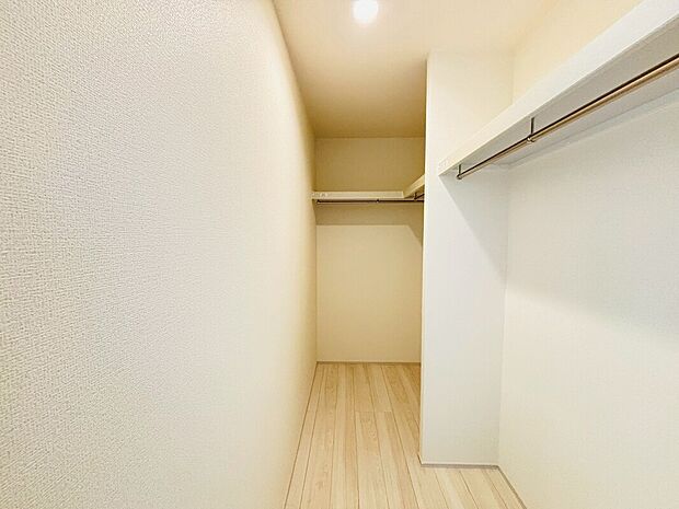 【【設備】ウォークインクローゼット収納】お子様との思い出もたっぷりしまえるウォークインクローゼット。衣類だけでなく、鞄などの小物からスーツケースやレジャー用品などの大きな物までたっぷり収納出来ます。
