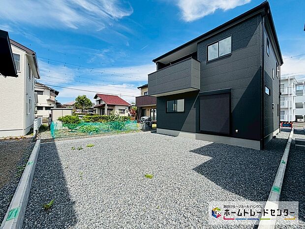 【現地外観写真】１号棟南外観です。日当たり良い南スペースはガーデニングなどもお楽しみいただけます♪