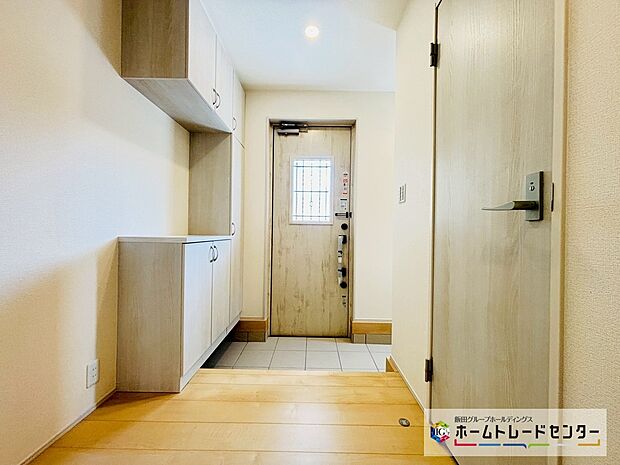 【☆EntranceHall☆】～玄関ホール～
お家に出会う人々を迎える玄関だからこそ、広々清潔感あふれる空間にしたいものです。採光・通風にも配慮された設計で毎日明るい空間をキープします♪