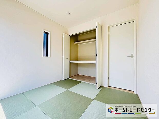 【☆Japanese Room☆(2号棟)】~洋風和室~
リビングと廊下を挟む独立性がある和室です。南掃き出し窓からたっぷりの日差しが入る居室です