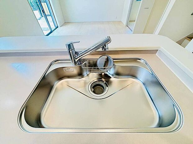 【【設備】一体型浄水器】浄水カートリッジ内蔵で場所を取らずに見た目もスッキリ。ノズルはシャワーヘッドになっておりお掃除も楽々です。
