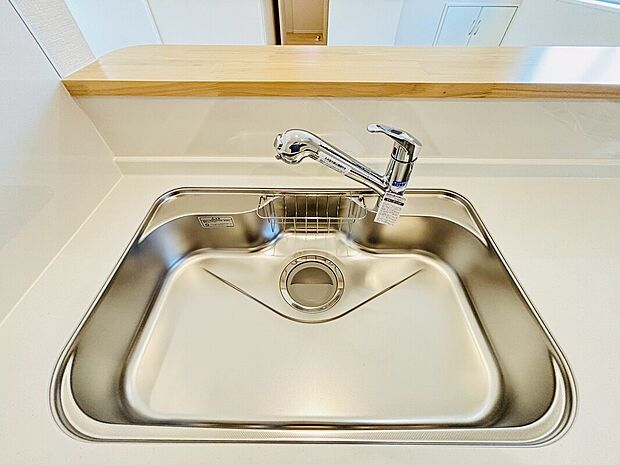 【【設備】一体型浄水器】浄水カートリッジ内蔵で場所を取らずに見た目もスッキリ。ノズルはシャワーヘッドになっておりお掃除も楽々です。

