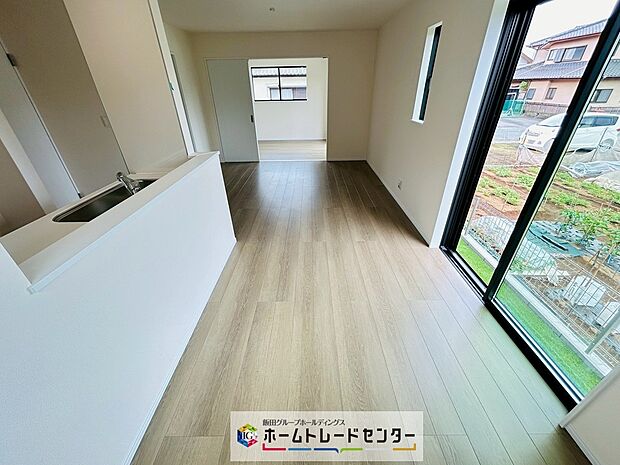 【☆Living☆】～LDK～
人気の対面式キッチンのＬＤＫです♪料理をしながらもリビングで寛ぐ家族と会話が弾みます。外気温の影響を受けにくい複層ガラスを採用するなど、エコ＆省エネにも対応しています