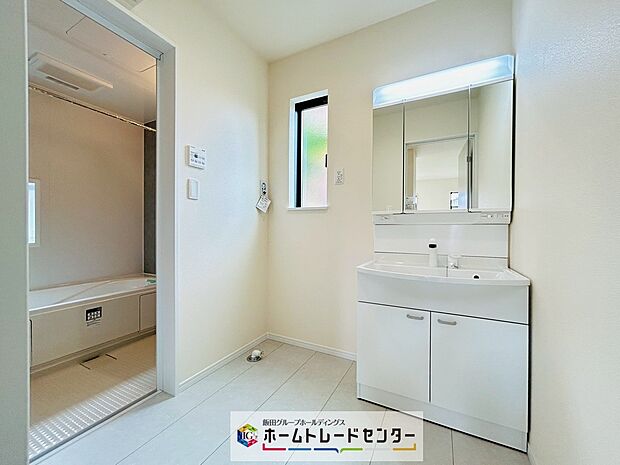【☆Powder Room☆】～洗面室～
三面鏡のシャンプードレッサーは鏡の後ろも収納ポケットで洗面用具はしっかり収納！湿気がたまりやすい洗面室ですが小窓がつき換気にも配慮しています