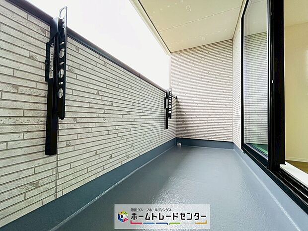 【☆Balcony☆】～バルコニー～
南向きバルコニーは折り畳みアームが設置され洗濯物やお布団もたっぷり干せます