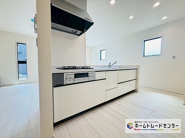 【☆kitchen☆】２号棟～キッチン～
システムキッチンは左右から出入りができます。休日はスイーツ作りをご家族で楽しんだり！ゆとりのキッチンスペースです