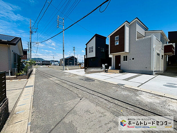 【前道路を含む現地外観写真】西側６ｍ幅の公道が通ります