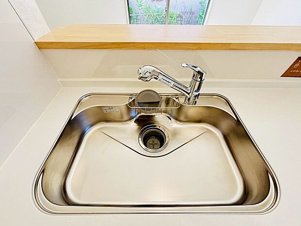 【【設備】一体型浄水器】浄水カートリッジ内蔵で場所を取らずに見た目もスッキリ。ノズルはシャワーヘッドになっておりお掃除も楽々です。
