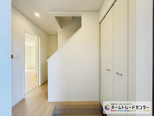 【☆EntranceHall☆】～玄関ホール～
両開きの折り戸が付く可動棚の玄関収納です。全体が確認でき使いたい靴をサッと出すことができます。スッキリとした玄関ホールでお客様をお迎えできます