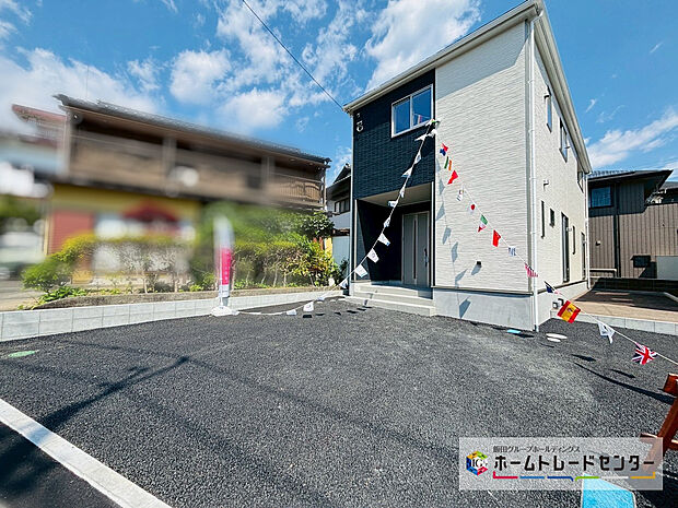 【駐車場】玄関前に並列で２台の駐車スペースを完備しています。出入りもスムースにできます