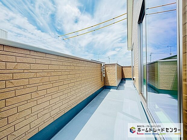 【☆Balcony☆】～バルコニー～
南向きバルコニーは２洋室から出入りができます。折り畳みアームが設置され洗濯物やお布団もたっぷり干せます