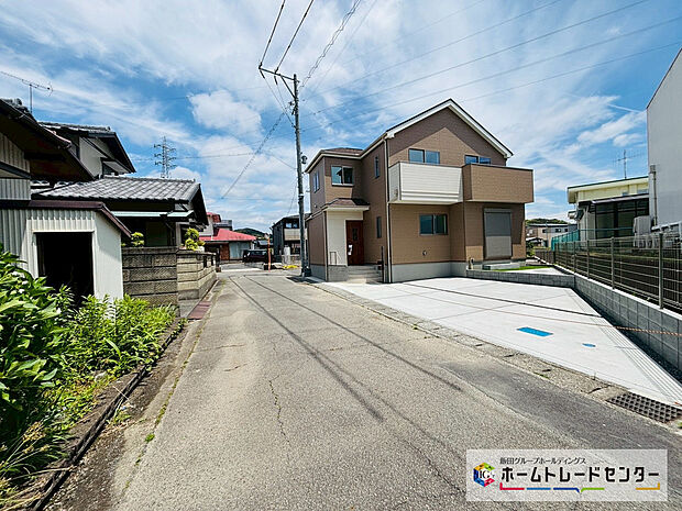【前道路を含む現地外観写真】西側4.9ｍ幅の道路が接します。通行も少なく車の出入りもスムースにできます