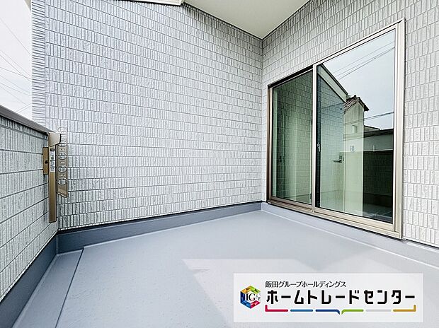 【☆Balcony☆】～バルコニー～
２階ホールから直接出入りが可能インナーバルコニーです。雨の吹込みを軽減でき天気の急変にも慌てず対応ができます。折り畳みアームが設置され洗濯物やお布団もしっかり干せます