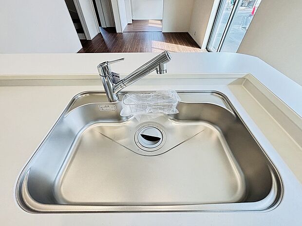 【【設備】一体型浄水器】浄水カートリッジ内蔵で場所を取らずに見た目もスッキリ。ノズルはシャワーヘッドになっておりお掃除も楽々です。
