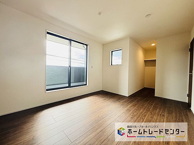 【☆BedRoom☆】～２階洋室～
開放的なバルコニー直結のお部屋です。南向きなのでお日様の光をたっぷり取り込んで目覚めのいい朝を迎えられます♪