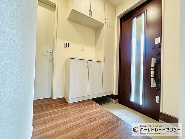 【☆EntranceHall☆】～玄関ホール～
天井までのシューズボックスは大容量です。中央の飾り棚には季節感ある演出をお楽しみいただけます♪