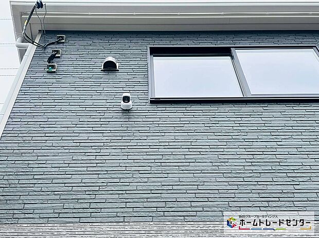 【【設備】防犯カメラ】不審者の侵入や空き巣、駐車場における車上荒らしなどの犯罪も防犯カメラによって抑えられます。また、ペットや子供、高齢者の見守りにもなります。