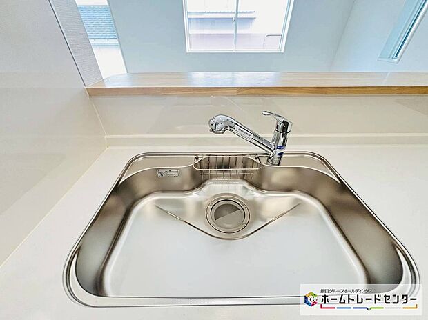 【【設備】一体型浄水器】浄水カートリッジ内蔵で場所を取らずに見た目もスッキリ。ノズルはシャワーヘッドになっておりお掃除も楽々です。