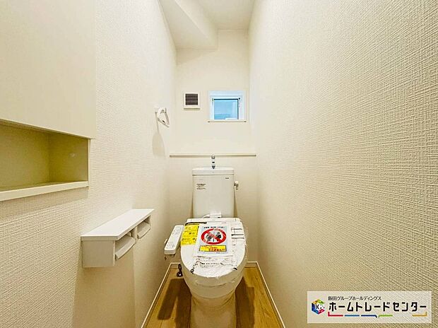【【設備】シャワートイレ】1階、2階それぞれに窓が付くシャワートイレを設置しました。白を基調とした清潔感のある窓付きのトイレは陽射し差し込む明るい空間となり、換気環境も良好です