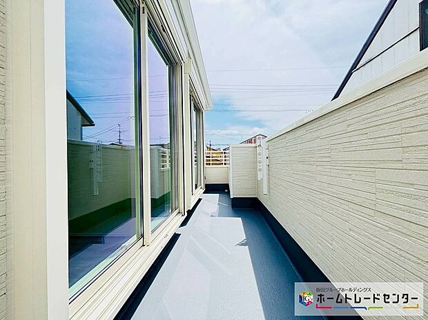 【☆Balcony☆】B号棟~バルコニー~
南向きバルコニーは2洋室から出入りができます。折り畳みアームが設置され洗濯物やお布団もたっぷり干せます