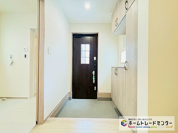 【☆EntranceHall☆】~玄関ホール~
玄関窓からの採光も入り、明るく清潔感のある印象です♪収納スペースも豊富で、つい人を招きたくなるそんなエントランスです♪