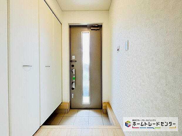【☆EntranceHall☆】1号棟~玄関ホール~
両開きの折り戸が付く可動棚の玄関収納です。全体が確認でき使いたい靴をサッと出すことができます。スッキリとした玄関ホールでお客様をお迎えできます