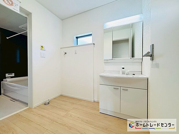 【☆Powder Room☆】~洗面室~
白を基調とした爽やかなサニタリースペース。清潔感のある快適空間です。毎日の身支度も気持ち良くお使い頂けます。