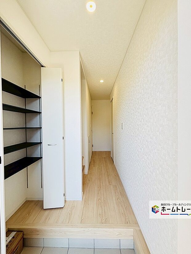【☆EntranceHall☆】4号棟~玄関ホール~
両開きの折り戸が付く可動棚の玄関収納です。全体が確認でき使いたい靴をサッと出すことができます。スッキリとした玄関ホールでお客様をお迎えできます
