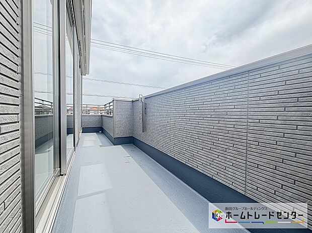 【☆Balcony☆】B号棟~バルコニー~
南向きバルコニーは2洋室から出入りができます。折り畳みアームが設置され洗濯物やお布団もたっぷり干せます