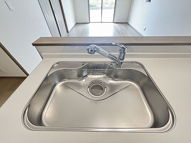 【【設備】一体型浄水器】浄水カートリッジ内蔵で場所を取らずに見た目もスッキリ。ノズルはシャワーヘッドになっておりお掃除も楽々です。