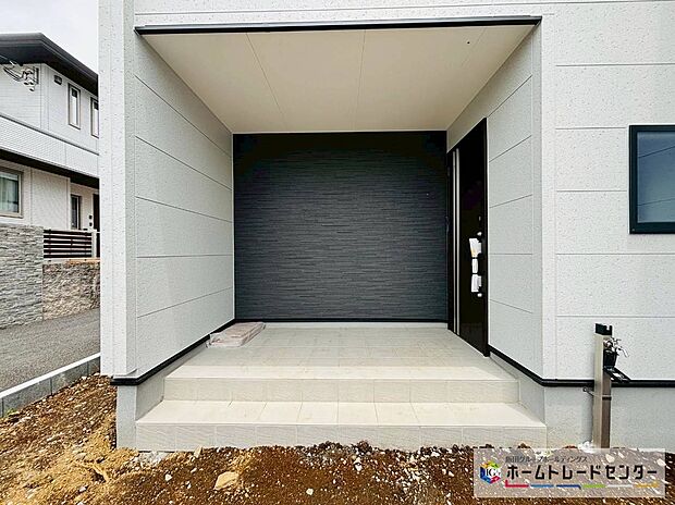 【ポーチ】玄関ポーチには屋根がついているので雨などでも玄関前で濡れずにお出かけ準備が出来ます。