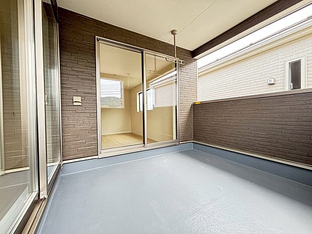 【☆Balcony☆】~バルコニー~
南コーナーのバルコニーは朝から日差しが入ります。折り畳みアームが設置され洗濯物やお布団もたっぷり干せます