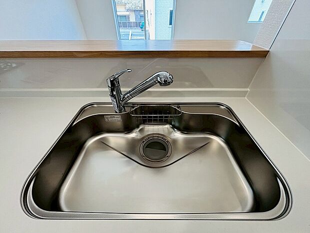 【【設備】一体型浄水器】浄水カートリッジ内蔵で場所を取らずに見た目もスッキリ。ノズルはシャワーヘッドになっておりお掃除も楽々です。

