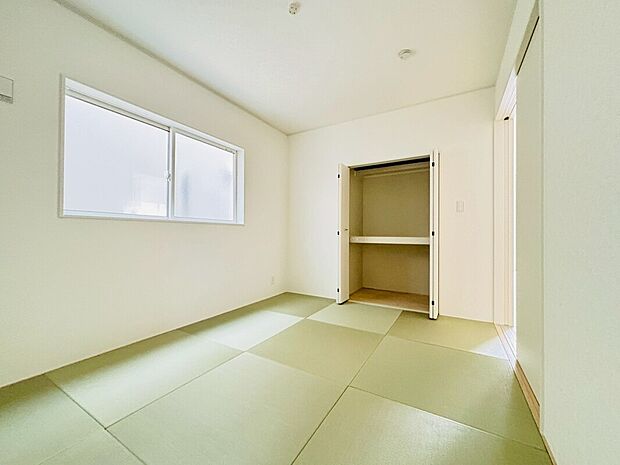 【【設備】洋風和室(1号棟)】プライベート感を保て来客時の宿泊スペースや書斎などにお使い頂けます。すぐに横になれるのも長くお住まいになられる上では嬉しい空間です。