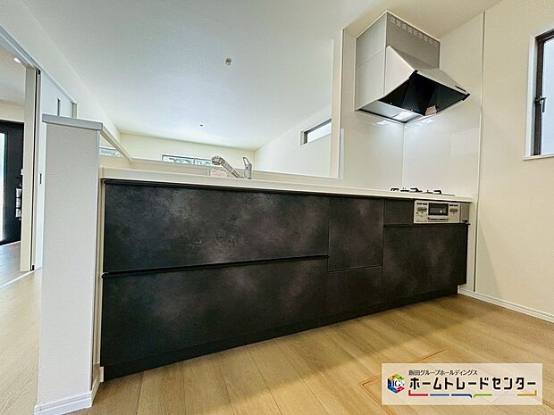 【☆kitchen☆】B号棟~キッチン~
高級感漂うシステムキッチン。収納力豊富で”見せるキッチン”の実現が可能に・・。横にはパントリが設置されておりますのでカウンター周りはすっきりと保てます
