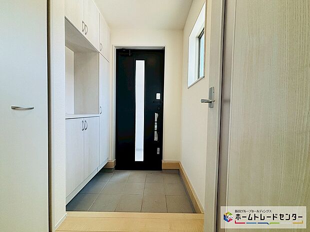 【☆EntranceHall☆】~玄関~
お家に出会う人々を迎える玄関だからこそ、広々清潔感あふれる空間にしたいものです。採光・通風にも配慮された設計で毎日明るい空間をキープします♪