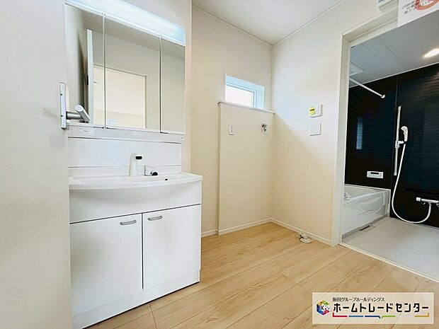 【☆Powder Room☆】~洗面室~
白を基調とした爽やかなサニタリースペース。清潔感のある快適空間です。毎日の身支度も気持ち良くお使い頂けます。