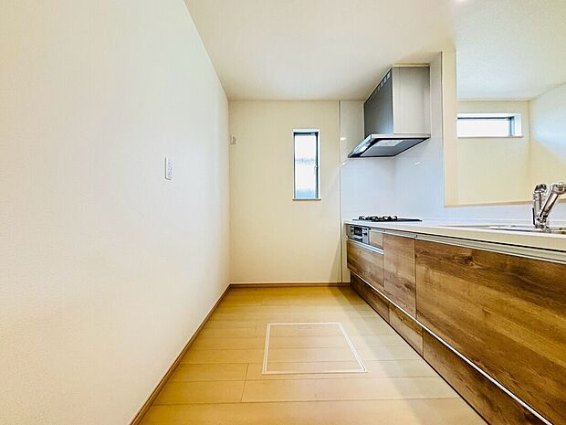 【【設備】床下収納】しばらく使わない調理器具や、めったに出さない食器などはキッチンの棚を圧迫しがち。床下収納に移動することで、空いたスペースを有効に使えるようになります。