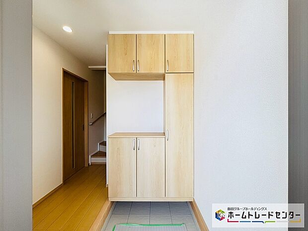 【☆EntranceHall☆】~玄関ホール~
玄関窓からの採光も入り、明るく清潔感のある印象です♪収納スペースも豊富で、つい人を招きたくなるそんなエントランスです♪