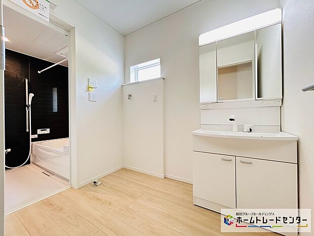 【☆Powder Room☆】～洗面室～
白を基調とした爽やかなサニタリースペース。清潔感のある快適空間です。毎日の身支度も気持ち良くお使い頂けます。