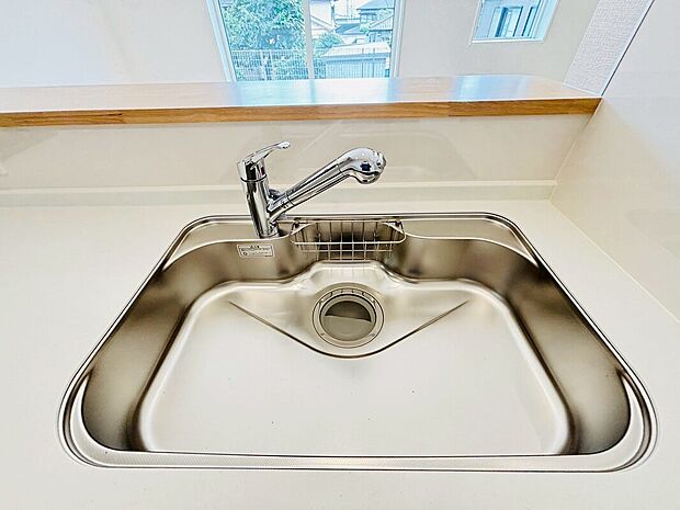 【【設備】一体型浄水器】浄水カートリッジ内蔵で場所を取らずに見た目もスッキリ。ノズルはシャワーヘッドになっておりお掃除も楽々です。
