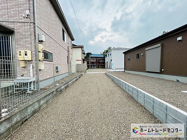 【共有道路を含む現地外観写真】分譲地南側に通路が整備されています