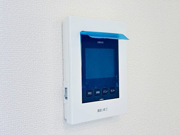 【【設備】TVモニター付きインターホン】録画機能もあり、どのような人が何時に来訪されたのかが分かります。防犯上はもちろん、お届け物などの把握にも便利です。ライトが付いているので、夜間でも安心です。
