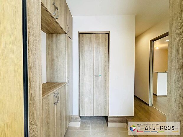【☆EntranceHall☆】A号棟～玄関ホール～
玄関窓からの採光も入り、明るく清潔感のある印象です♪収納スペースも豊富で、つい人を招きたくなるそんなエントランスです♪