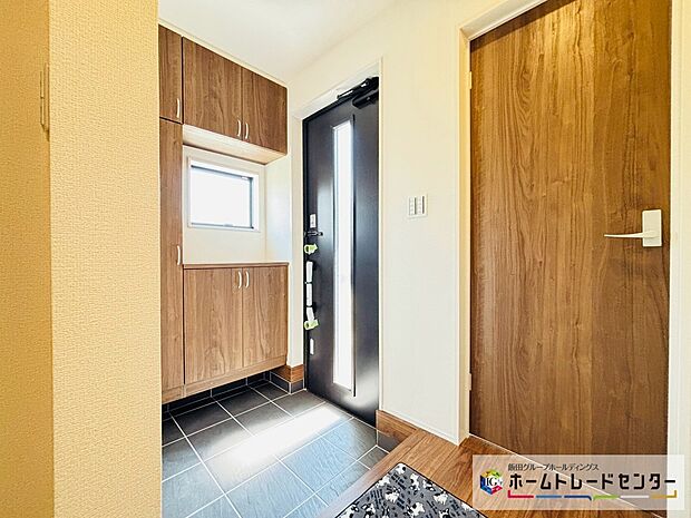 【☆EntranceHall☆】～玄関～
お家に出会う人々を迎える玄関だからこそ、広々清潔感あふれる空間にしたいものです。採光・通風にも配慮された設計で毎日明るい空間をキープします♪