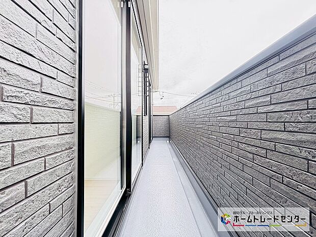【☆Balcony☆】~バルコニー~
東全面のバルコニーは朝から日差しが入ります。折り畳みアームが設置され洗濯物やお布団もたっぷり干せます